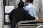 【動画】金を払わずに改札を突破して便所に行こうとしたジジイ、駅員に止められ漏らしてしまう