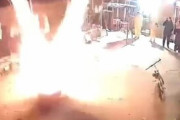 【動画】中国人さん、春節祝の花火ぶっ放していたところ、筒が倒れて家を直撃してしまう