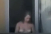 素っ裸でベランダで洗濯物を干している女に興奮するｗｗｗ