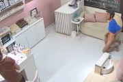 『狂気』美容サロンに凸りに来たち〇ちん露出おじさん, 若い女性店員に見守られシコってイッテしまう..wwwww※動画あり