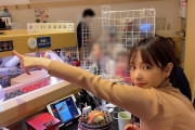 【画像】人気AV女優の桃乃木かなさん、回転寿司でたらふく食べる