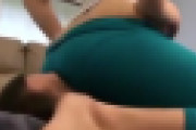 グリーンのヨガパンツの女性が男性の顔の上にのってしまうｗｗｗ