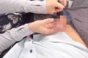 【個人撮影】車の中で彼氏のチ●コを出しで手コキする彼女を彼氏が主観撮影！素人カップル投稿映像