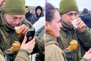 【画像】武器を捨てたロシア兵さん、ウクライナ住民から食料を提供され母親と電話させてもらって涙を流す……