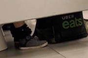 【悲報】ウーバーイーツァー、ウンコしてるとこを撮られる