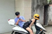 【画像】美脚まんさんと男がバイクで2ケツしてる画像