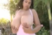 爆乳女性が街中でおっぱいを見せまくっていてムラムラするぅｗｗｗ