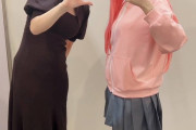【画像】ぼっちざろっくの女作者さん、コスプレイヤーをスタイルで公開処刑してしまうｗｗｗｗｗｗｗ