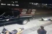 【動画】メキシコの市長、公約を守らなかったためトラックで引きずり回される