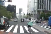 【動画】チャリカスウーバーイーツァーさん、タクシーと激突ｗｗｗ