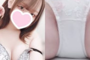 純白下着お姉さんが股間パンティー丸出しおっぱい動画自撮り
