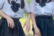 【エロ動画 素人】 女子校生たちの間で流行ってる『ミニスカチキンレース』がエロい