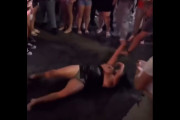 ジャンキーなのか酔っ払いなのかおっぱい丸出しで路上で暴れる女ｗｗｗ