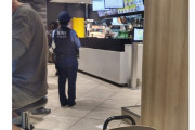 【画像】警察官さん、マクドを買いに来ただけで晒される……