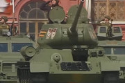 【動画あり】ロシアさん、軍事パレードをするも戦車は一台だけ……ｗ