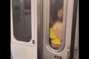 ニューヨーク地下鉄の盗撮動画（逆痴漢、セ〇クス）これはエロすぎだろ..