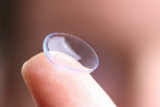 【朗報】カリフォルニア大、「2度のまばたきでズームする」コンタクトレンズの開発に成功！！