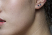【画像】地味貧乳顔のくせに軟骨ピアス開け巨乳女の子ｗｗｗｗｗｗｗｗｗｗｗｗｗｗｗ