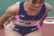 【画像】陸上女子、発育バストに困惑「張りすぎちゃって水着が落ちてくる…」