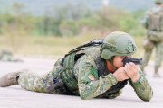 【画像】台湾の軍人さん、とんでもないハンドガンの撃ち方をしてしまう
