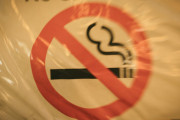 【悲報】たばこを吸う場所どんどん減る