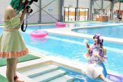 【画像】痴女コスプレイヤー、公共のプールで露出撮影してしまうｗｗｗ