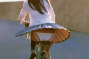 両手がふさがってるからスカートが押さえられずにおパンツ全開ｗ自転車パンチラｗｗｗｗｗ