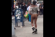 ニューヨークの街中でノーパンの女性がお尻を振りまくるｗｗｗ