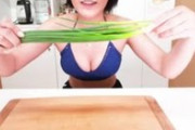 大食いYouTuber木下ゆうかが水着姿になって谷間おっぱいアピール