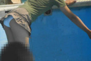【画像あり】プールサイドでパンチラして見せつけてるすけべな女の子がえちえちすぎる件