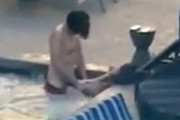 自宅のプールでセックスしているカップルが変態すぎるｗｗｗ