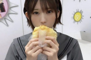 えなこさん、メロンパンを食べてたら村重杏奈に「外側ばっかたべててきもかった」と言われてしまう