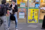【動画】コンビニ前でチビ同士が大喧嘩、ハゲが仲裁