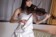 【無修正 エロ動画】 楽器を冒涜する行為・・・。全裸でバイオリンを弾くスレンダー美女のオナニー