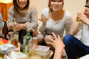 望月あやか 奥井楓 イケメンとの飲み会で泥酔した女子大生！デカマラ巨根をぶち込まれ乱交ファック