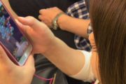 【画像】電車でスマホゲームに夢中な女子、おっぱいを撮られてしまう…