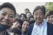 【画像】安倍晋三さん、散歩中を激写される　元気そうで良かった。