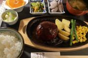 【画像】初見の定食屋のハンバーグ定食(980円)でこれが出てきたらどんな気持ちになる？