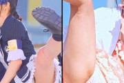 「そんなに足を上げたら…」目のやり場に困るアイドルたちのステージハプニング映像まとめ
