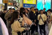 【画像】大阪戎橋に巨乳コスプレイヤーが登場し男達が群がってしまうｗｗｗｗｗ