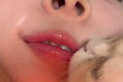 岡田紗佳｜猫に唇を舐められながら自撮り【動画】