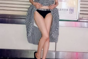 【画像】女さん、街中でパンツを晒す