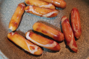 【画像】ウインナーを「フライパン」で焼くとこうなるなのです…