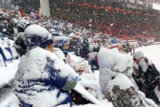 【悲報】アメフトさん、気温マイナス23度の吹雪の中で試合をしてしまう…