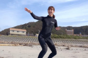 フジ鈴木唯アナ、初サーフィン動画＆画像がエロすぎる！ウェットスーツ姿でCカップ胸ボディラインあらわに！