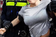 【画像】巨乳のお姉さんが警察に連行される