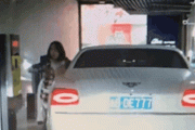 【gif】女子「駐車券に手が届かんわ…ニュートラルにして取りに降りよ！！」