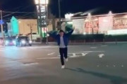 【動画】陽キャさん、交差点でド派手なダンスを披露するwwwwwwww