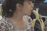 【GIF】女子アナさん、バナナが舌に触れて「ﾋﾞｸﾝｯ」となってしまう
