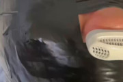 ドMすぎる♡すずのSMプレイの動画・全身黒テープでぐるぐる巻きのマミーに。鼻にフィルターを突っ込まれて、強烈な匂いの粉を掛けられ臭い責めされてるすずです...